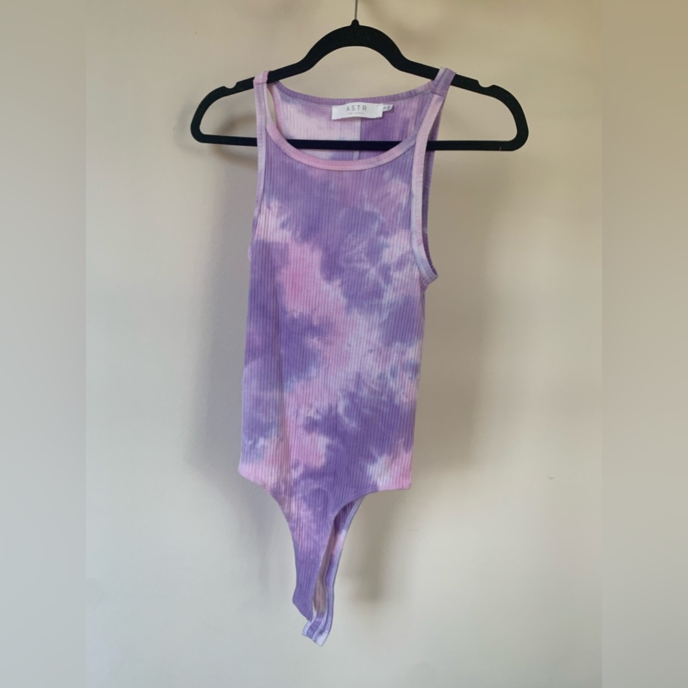 ASTR THE LABEL PURPLE TIE DYE RIBBED BODYSUIT IN SIZE MEDIUM